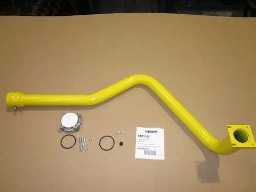 Remeha Gasanschluss Rohr in Gelb, gebogen mit Anschlussstück, umgeben von montierbarem Zubehör und einer Produktkennzeichnung auf einem neutralen Untergrund.